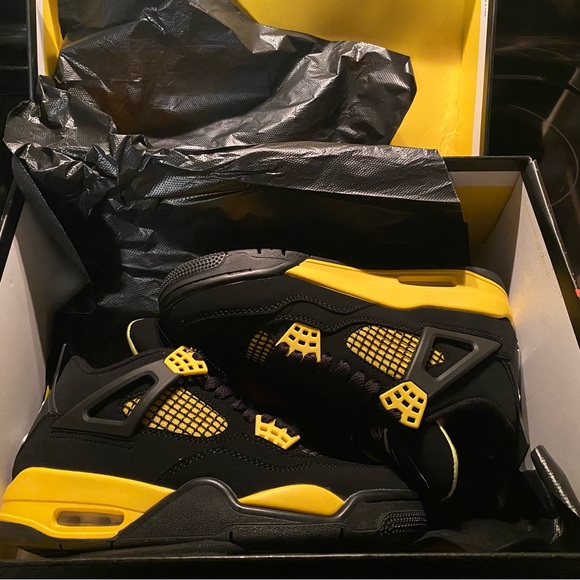 Hello, I have these brand new never worn Jordan 4 Thunder 2023 woman size 6 - Picture 7 of 8